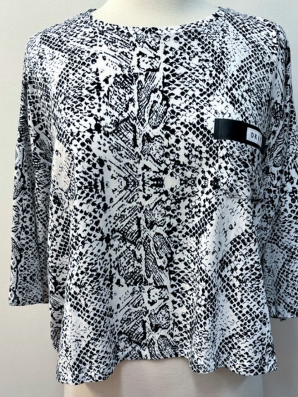 DKNY Black and White Snake-Print 3/4 Sleeve Active Top Size Large